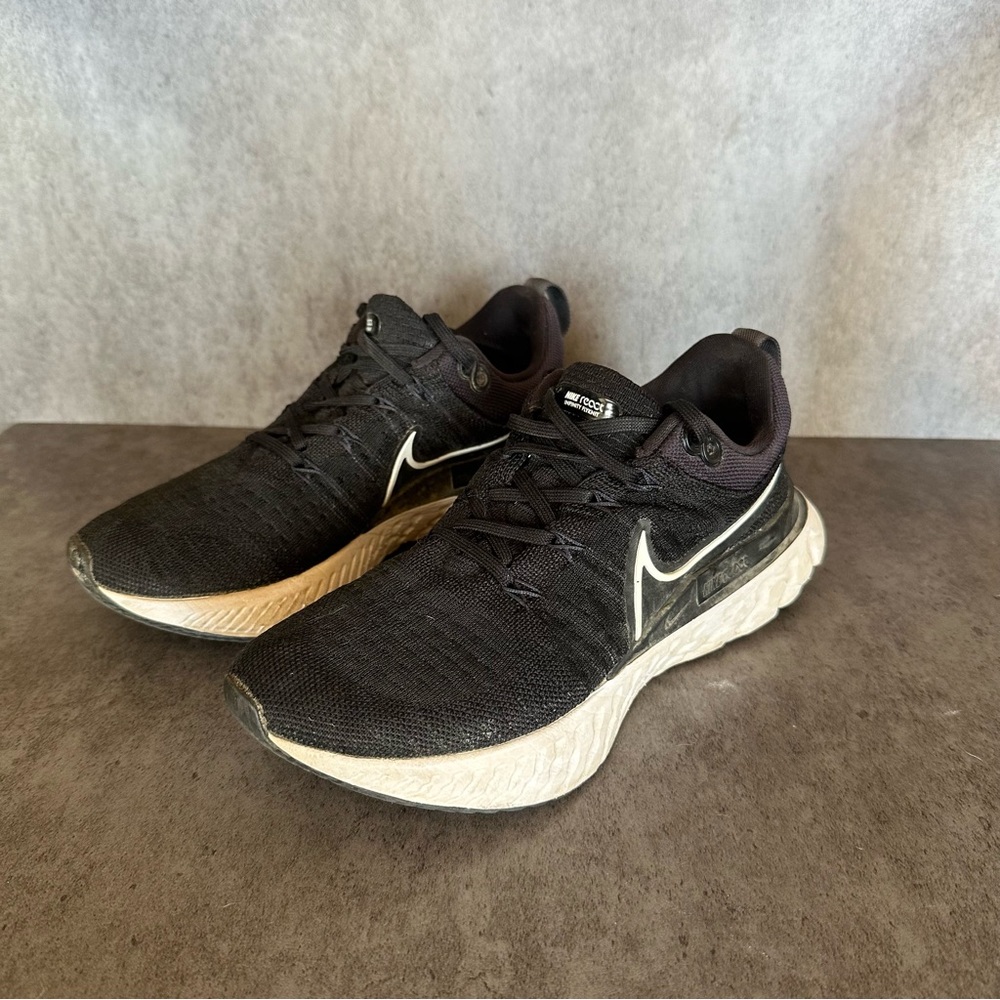 Nike Infinity React Sneakers with Breathable Upper and Cushioned Sole